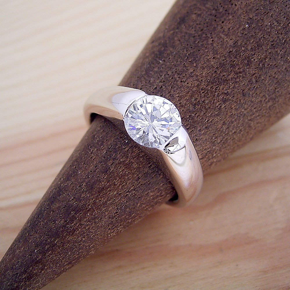 １カラット版：甲丸リングにダイヤモンドを埋め込んだ婚約指輪