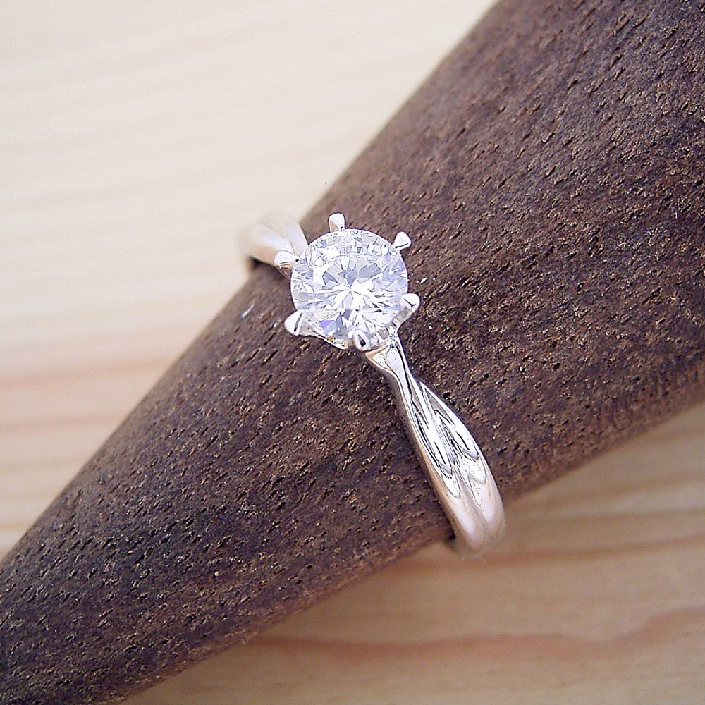 画像1: シンプルにデザインされている婚約指輪 (1)
