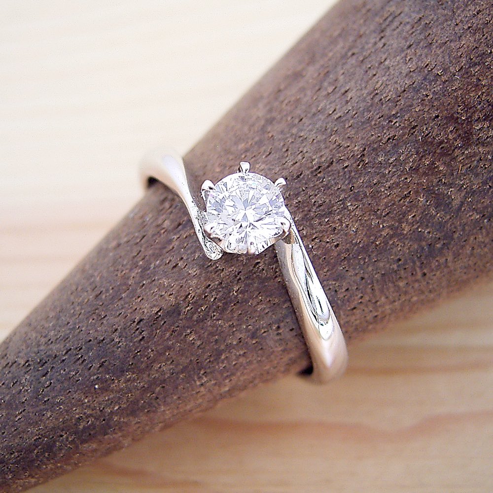 画像1: 流れるデザインの6本爪タイプの婚約指輪 (1)