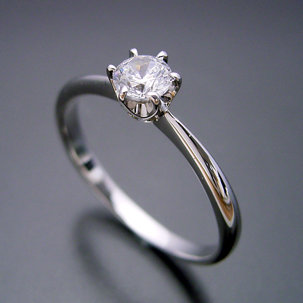 6本爪ティファニーセッティングタイプの婚約指輪