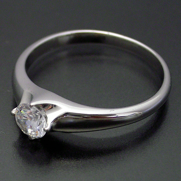 雫の王冠をイメージした婚約指輪