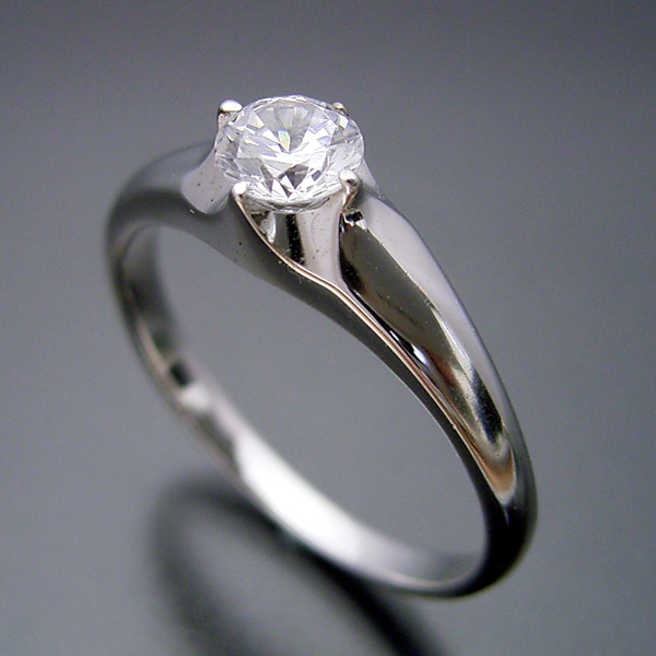 雫の王冠をイメージした婚約指輪
