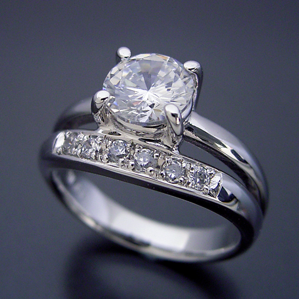 １カラット版：１本の指輪なのに重ね着けしているような婚約指輪