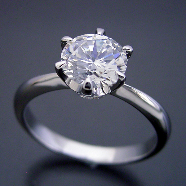 １カラット版：６本爪ティファニーセッティングタイプの婚約指輪