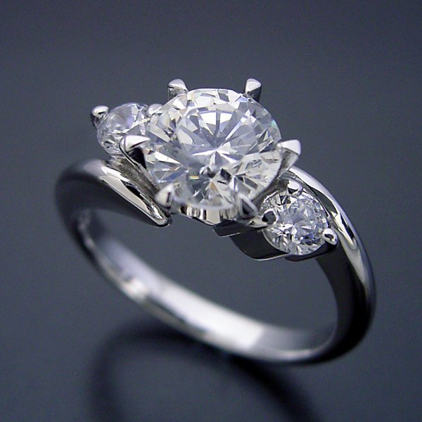 １カラット版：６本爪サイドメレデザインの婚約指輪