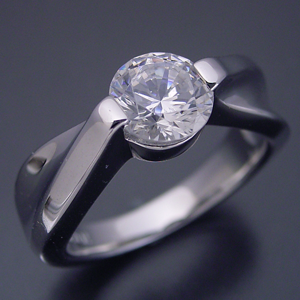 １カラット版：デザイン性が豊かなスタンダードな婚約指輪