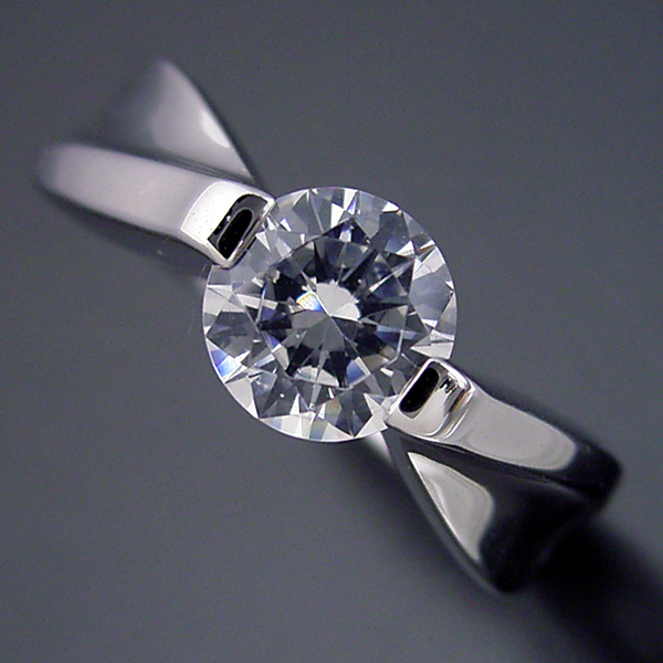 １カラット版：デザイン性が豊かなスタンダードな婚約指輪 