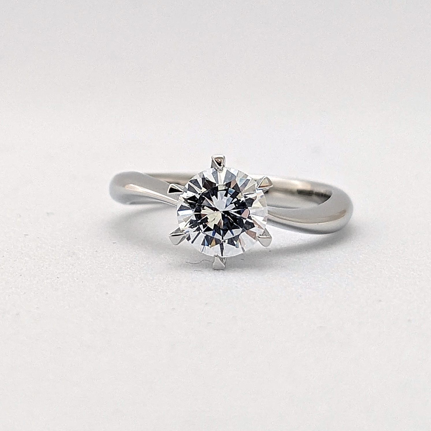 １カラット版：アームデザインが新しいティファニーセッティングの婚約指輪