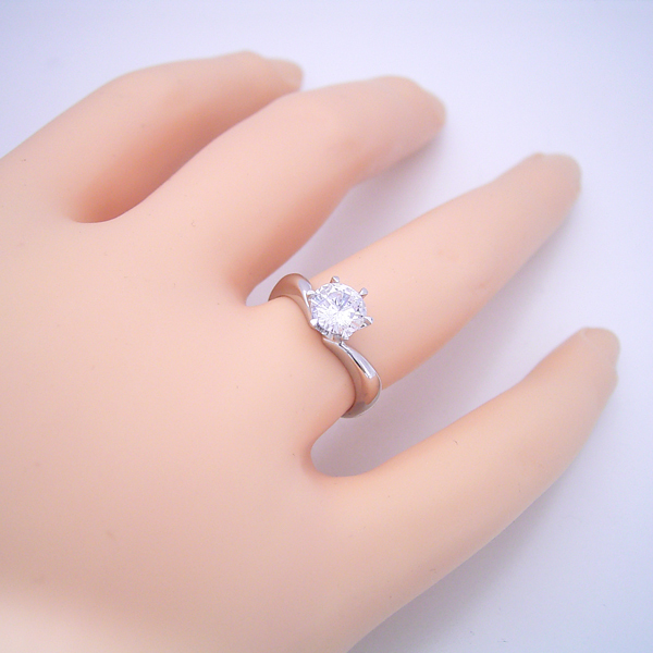 １カラット版：６本爪Vラインデザインの婚約指輪