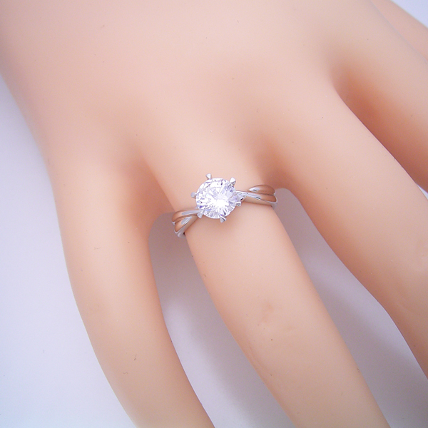 １カラット版：シンプルにデザインされている婚約指輪