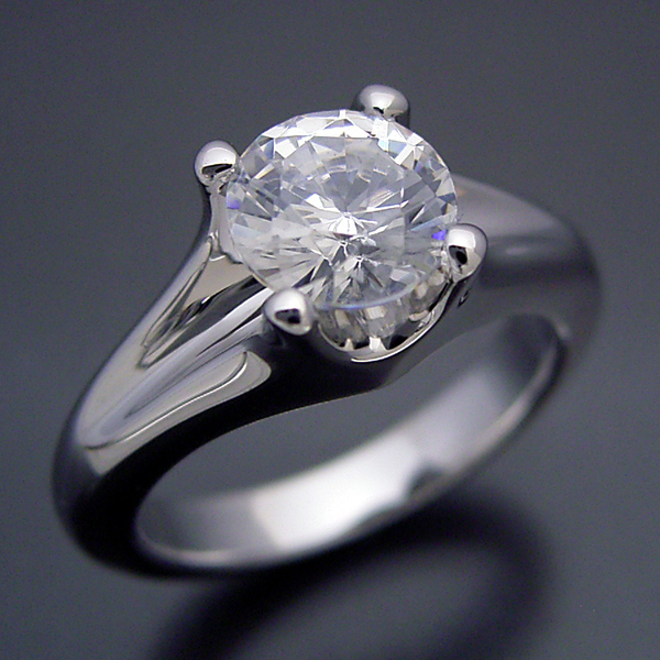 １カラット版：隠れた4本爪デザインの婚約指輪
