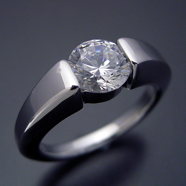 １カラット版：スッキリとスタイリッシュな婚約指輪