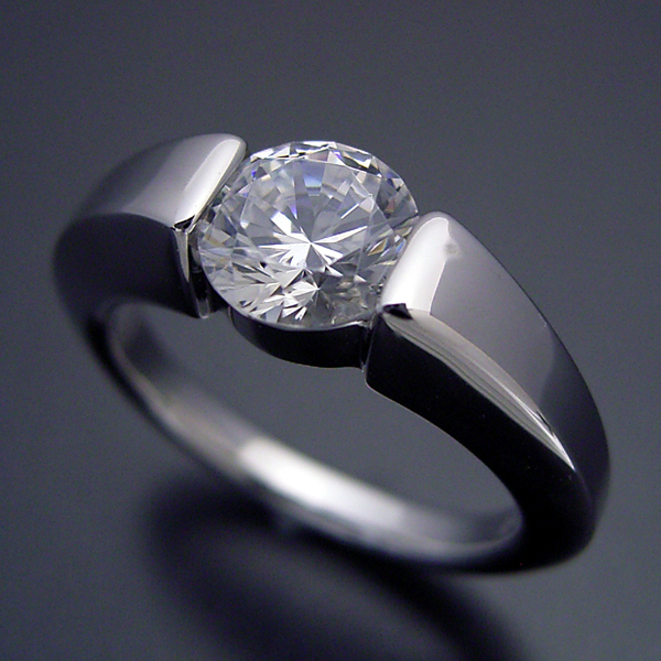 １カラット版：スッキリとスタイリッシュな婚約指輪