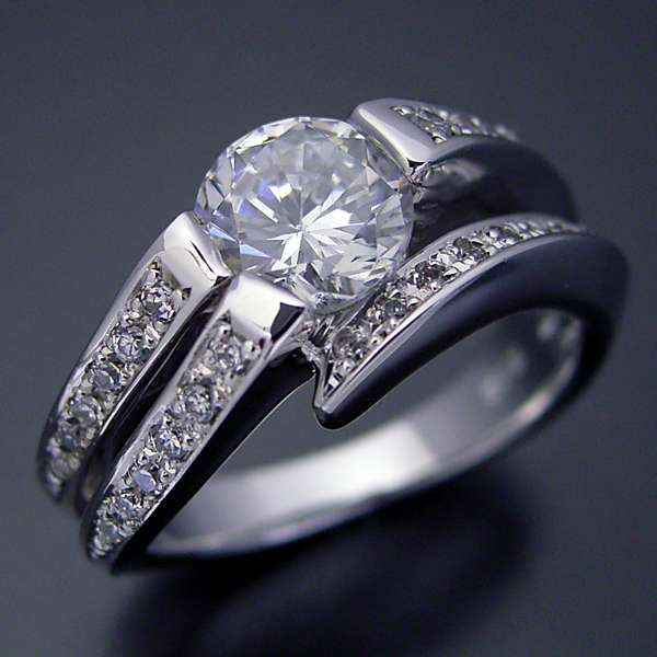 １カラットらしいデザインを考えた婚約指輪 