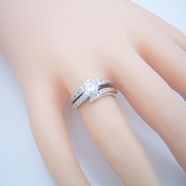 １カラットらしいデザインを考えた婚約指輪 