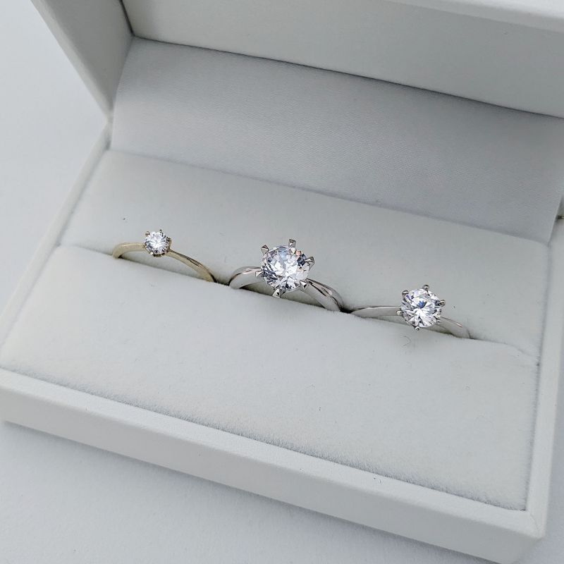 ２カラットのダイヤモンドを留めた６本爪ティファニーセッティングタイプの婚約指輪