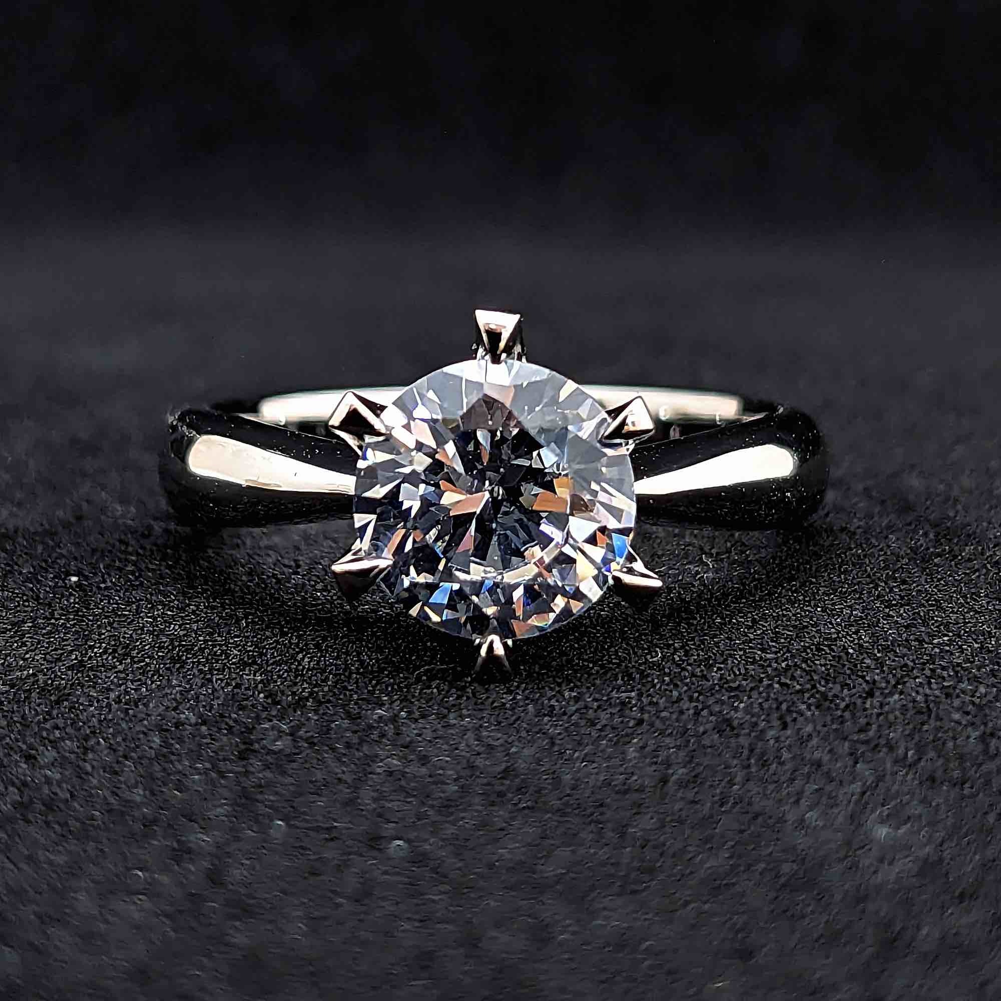 ２カラットのダイヤモンドを留めた６本爪ティファニーセッティングタイプの婚約指輪
