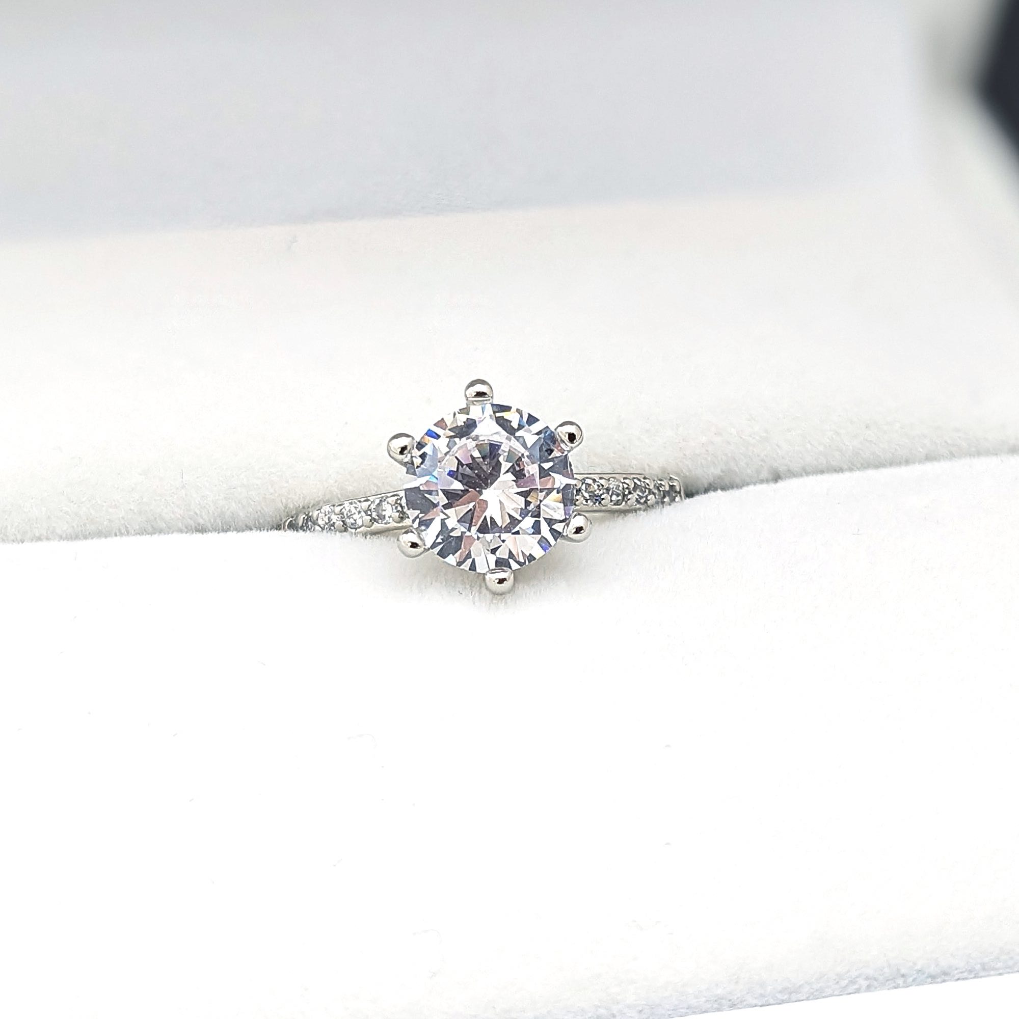 ダイヤモンドとエタニティリングを組み合わせたクラシックでも新しい２カラットの婚約指輪
