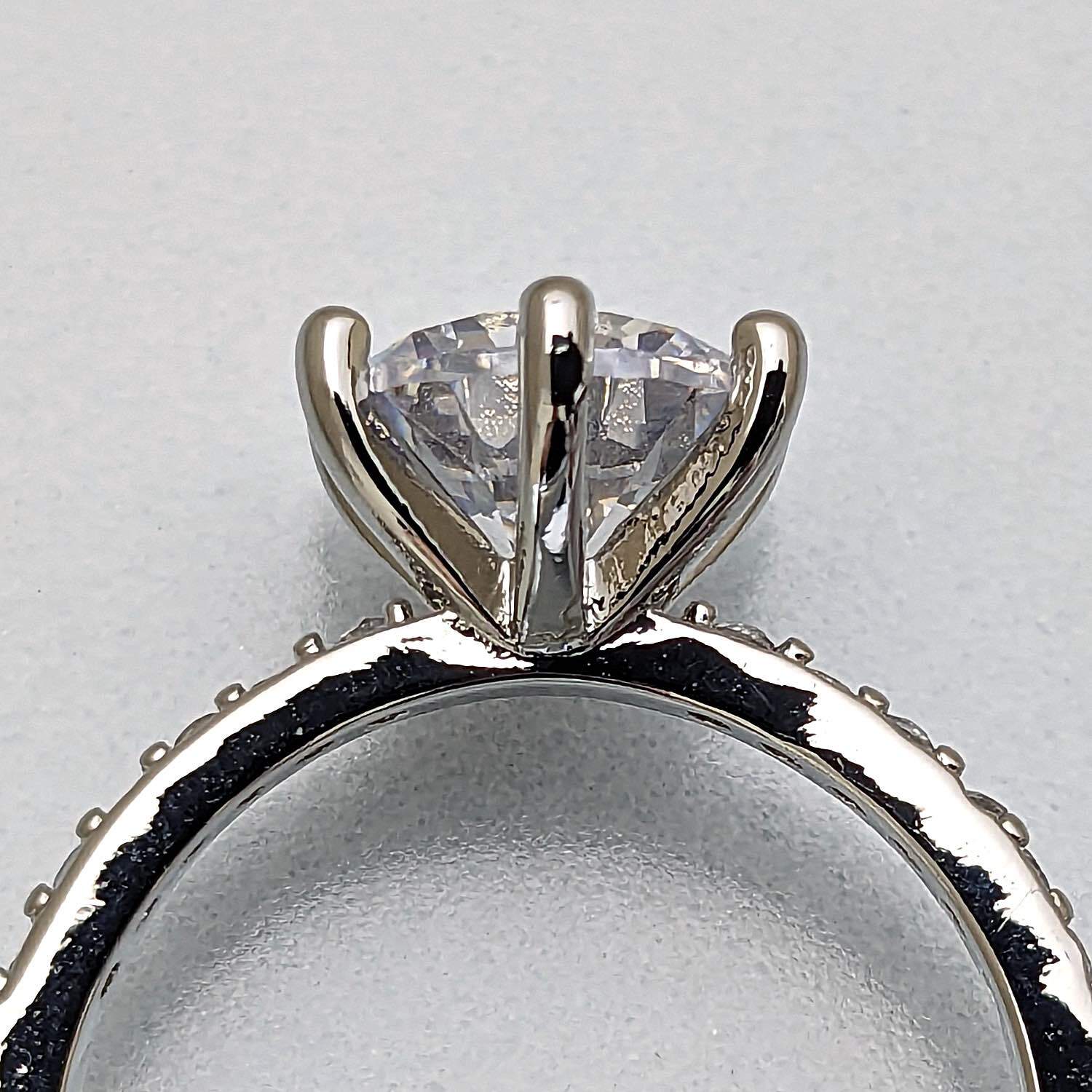 ダイヤモンドとエタニティリングを組み合わせたクラシックでも新しい２カラットの婚約指輪