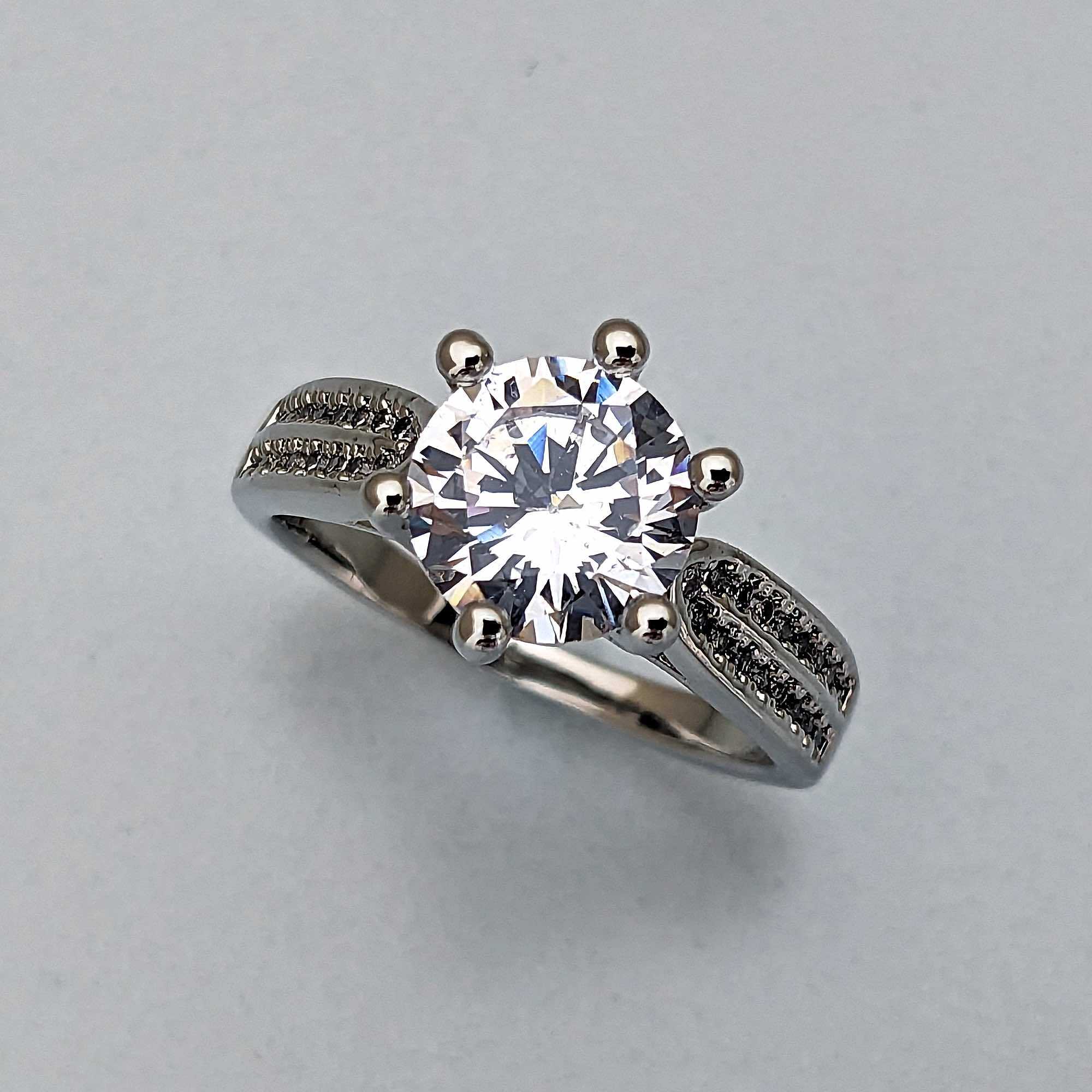 絞り込まれたリングバンドで２カラットダイヤモンドの大きさを強調する婚約指輪