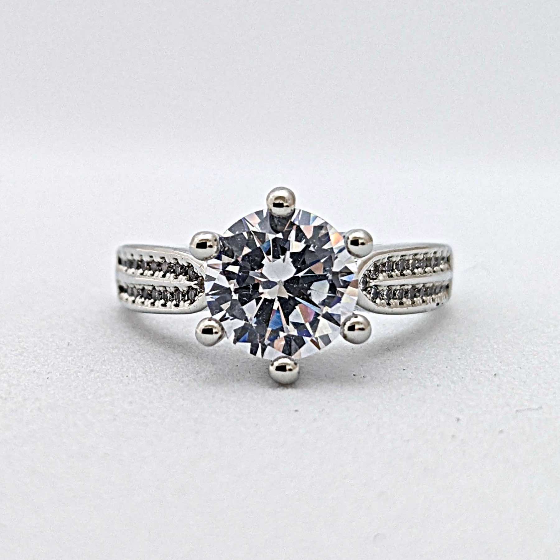絞り込まれたリングバンドで２カラットダイヤモンドの大きさを強調する婚約指輪