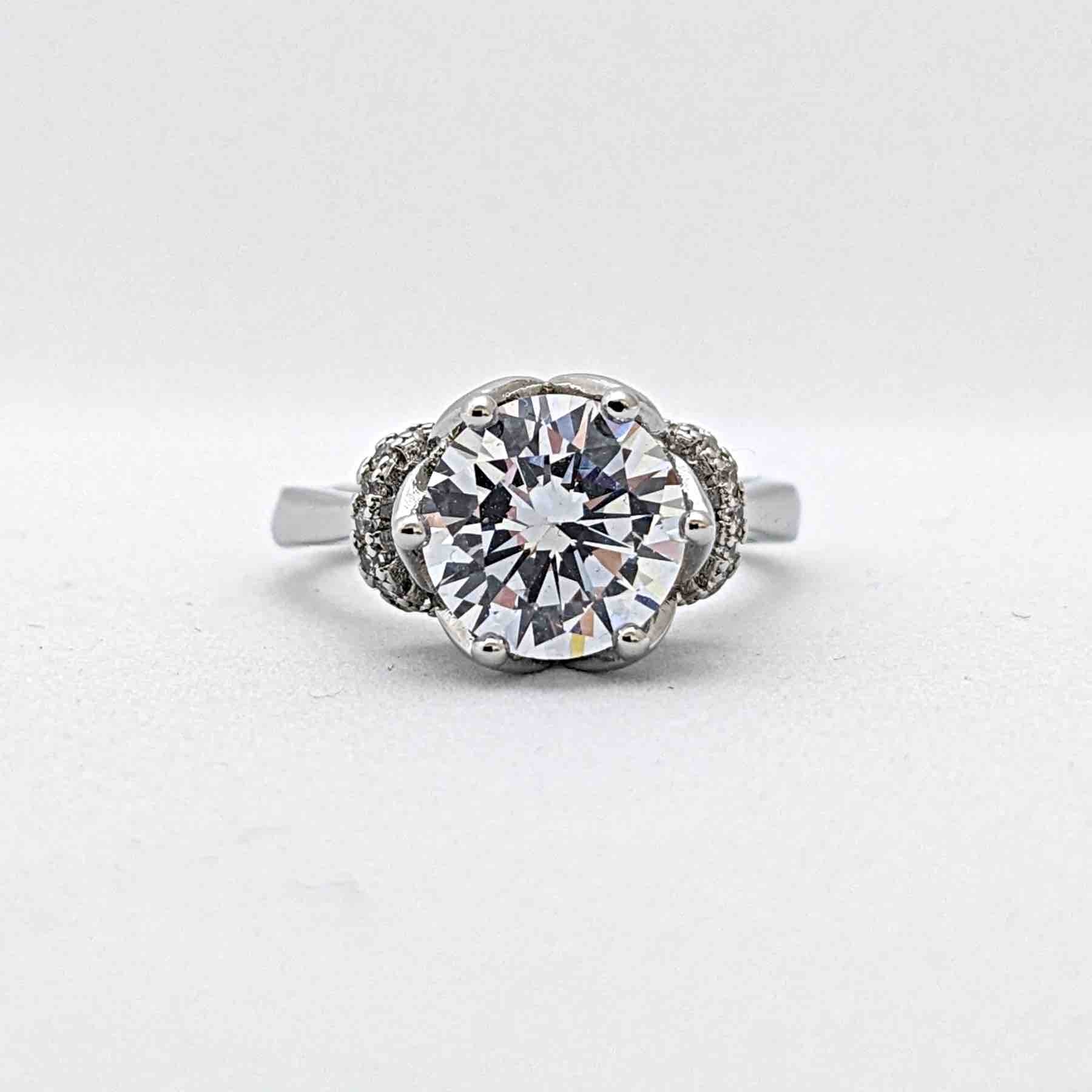優雅で繊細なフラワーモチーフが大粒のダイヤモンドを優しく支える、特別な婚約指輪