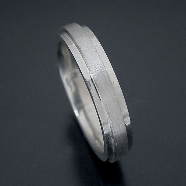画像1: 「硬質」と「シャープ」をイメージした地金タイプの結婚指輪 (1)