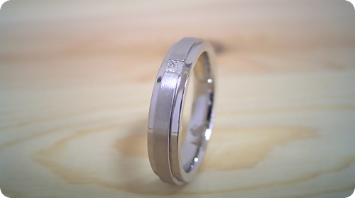 「硬質」と「シャープ」をイメージした婚約指輪