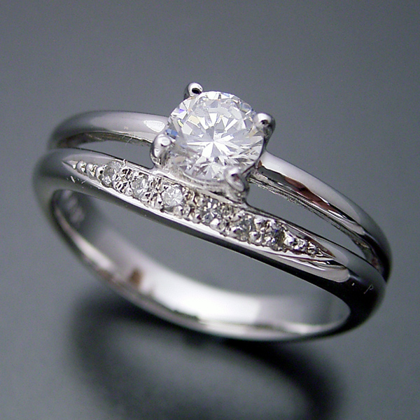 初めから重ね着けしているようにデザインされた婚約指輪