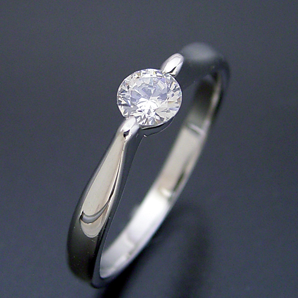エタニティリングなどと重ね着けするには最適な、２点留め伏せこみタイプの婚約指輪