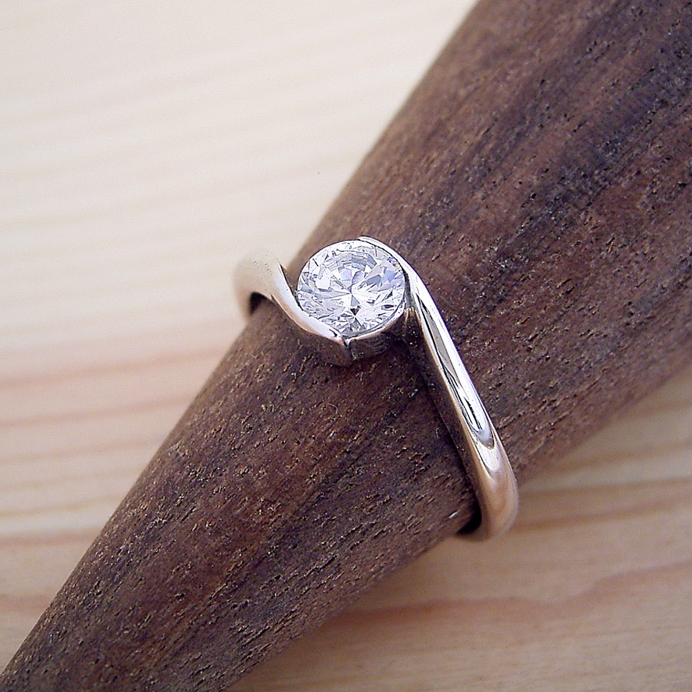 優しくダイヤモンドを包み込むデザインの婚約指輪