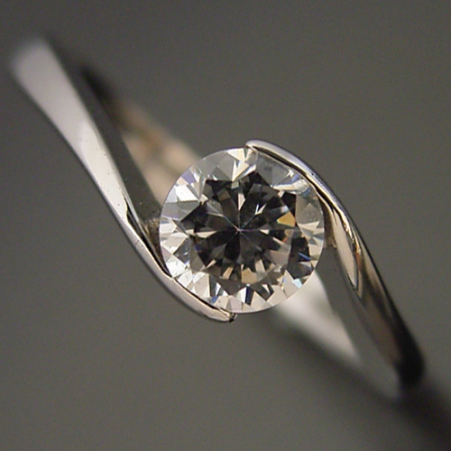 優しくダイヤモンドを包み込むデザインの婚約指輪