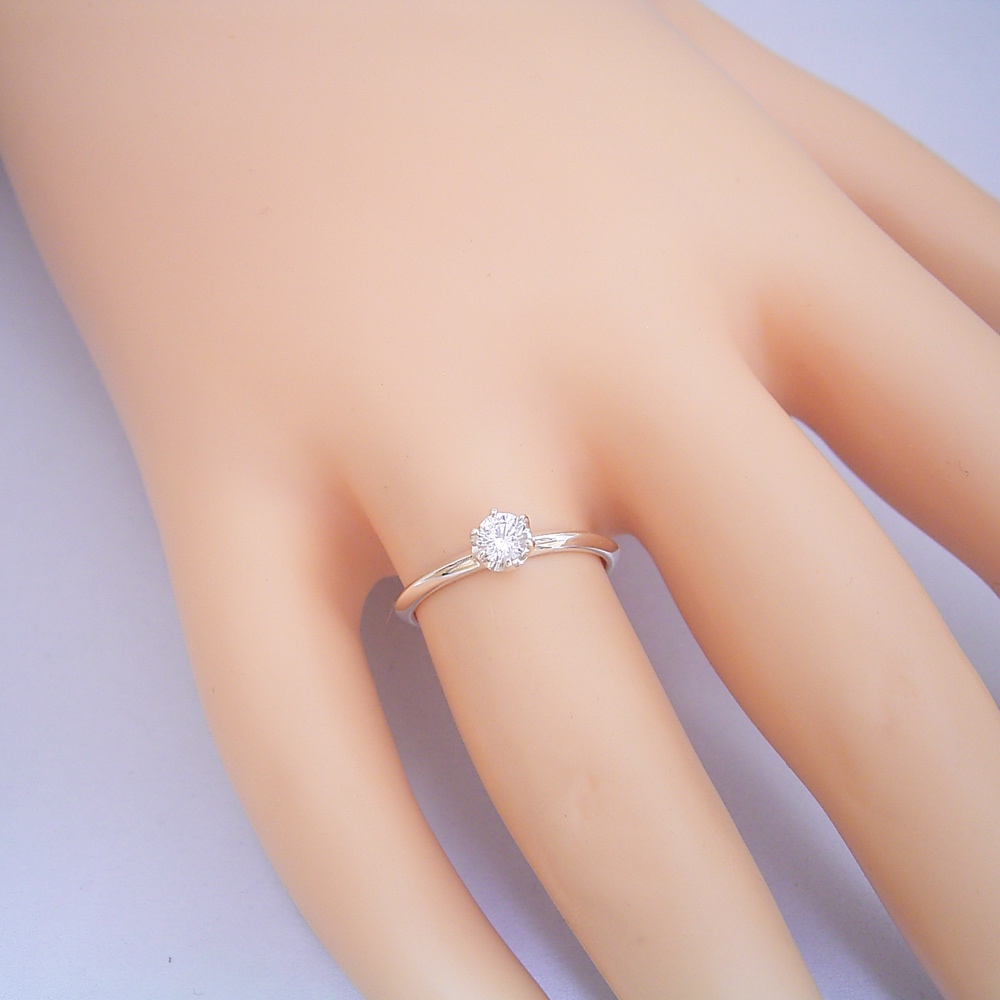 どの指輪のデザインとも違う、６本爪ティファニーセッティングタイプの婚約指輪