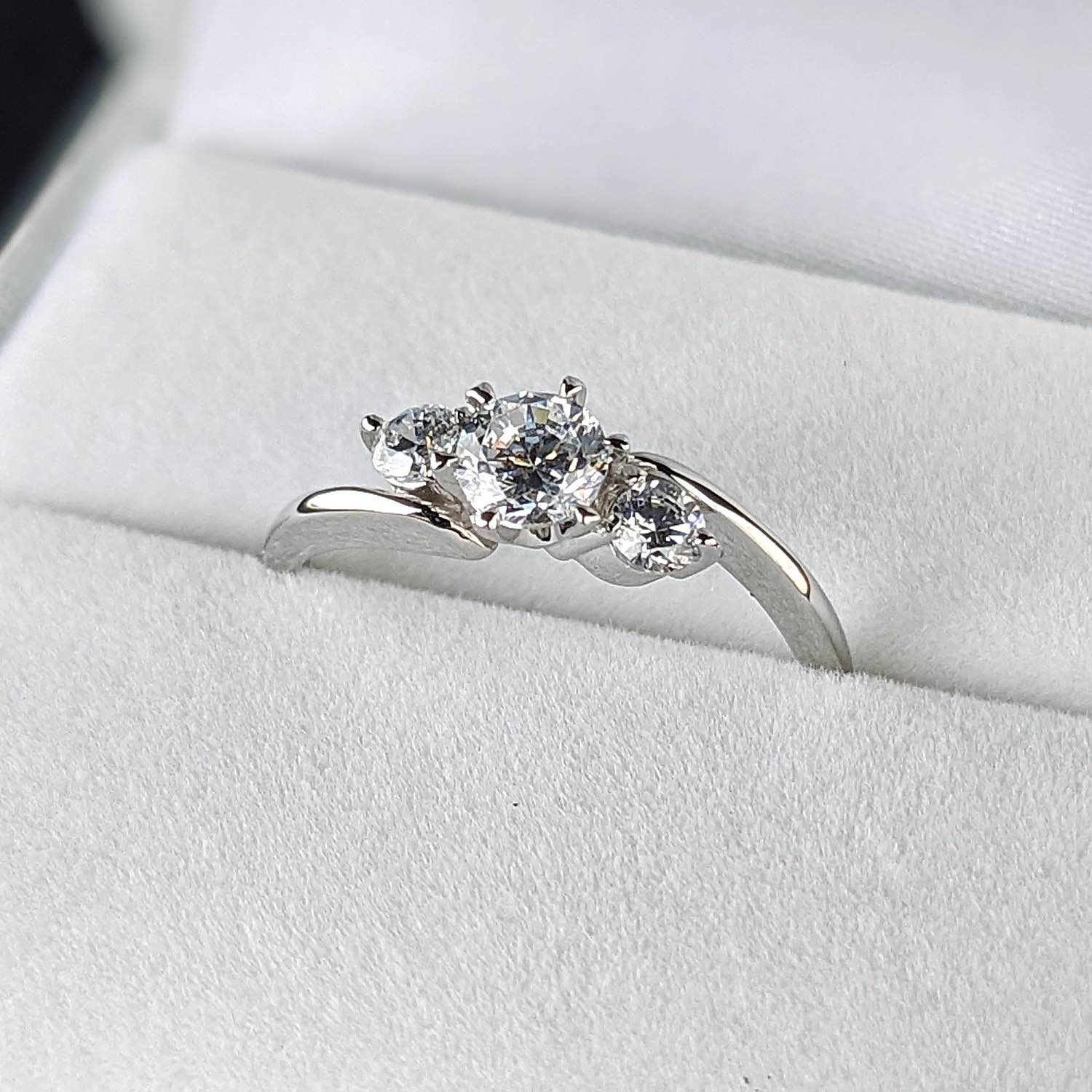 画像1: ティファニーセッティングの６本爪をベースに左右に大きなメレダイヤを留めた、６本爪サイドメレデザインの婚約指輪 (1)