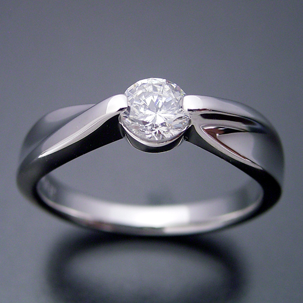 デザイン性が豊かなスタンダードな婚約指輪