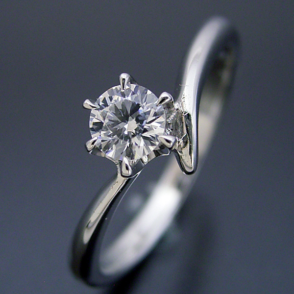左右非対称のシンプルなティファニー爪のデザインの婚約指輪