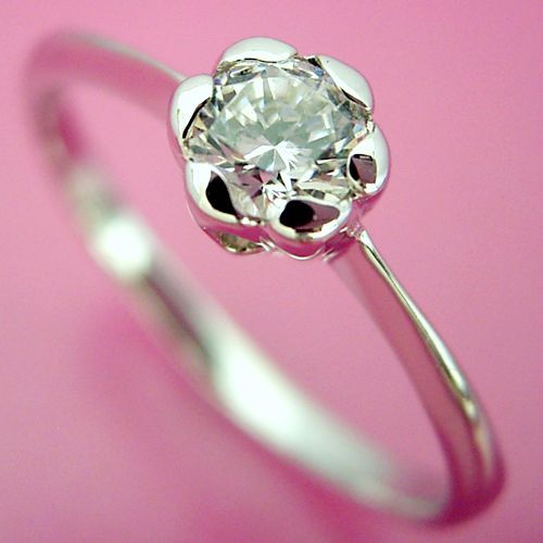 ダイヤモンドを優しく包むフラワーモチーフの婚約指輪