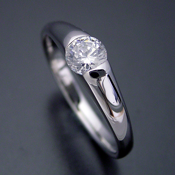 甲丸リングにダイヤモンドを埋め込んだ婚約指輪 - 婚約指輪(エンゲージリング) - 婚約指輪(エンゲージリング)の販売「ブリリアントジュエリー」