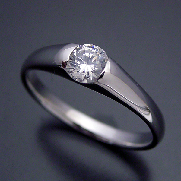 甲丸リングにダイヤモンドを埋め込んだ婚約指輪 - 婚約指輪(エンゲージ