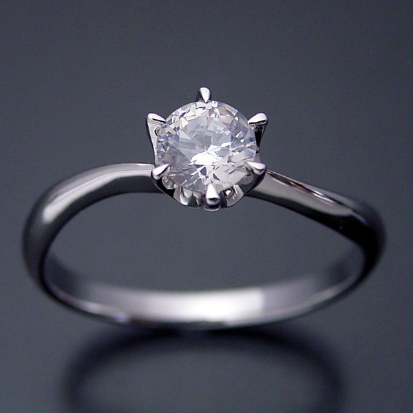 アームデザインが新しいティファニーセッティングの婚約指輪