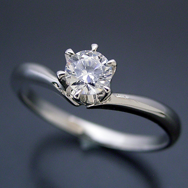 ６本のティファニーセッティング爪で留められたV字デザインの婚約指輪
