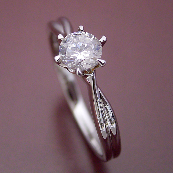 シンプルにデザインされている婚約指輪