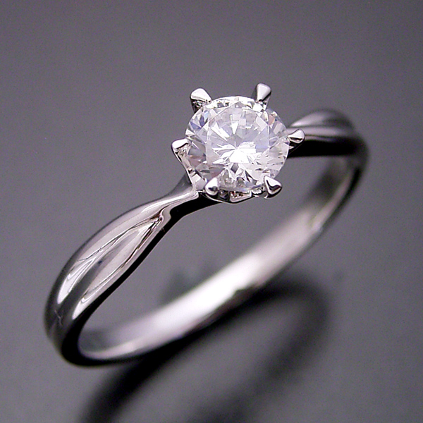 シンプルにデザインされている婚約指輪