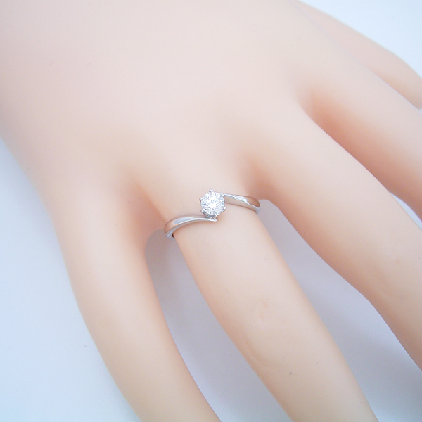 流れるデザインの6本爪タイプの婚約指輪