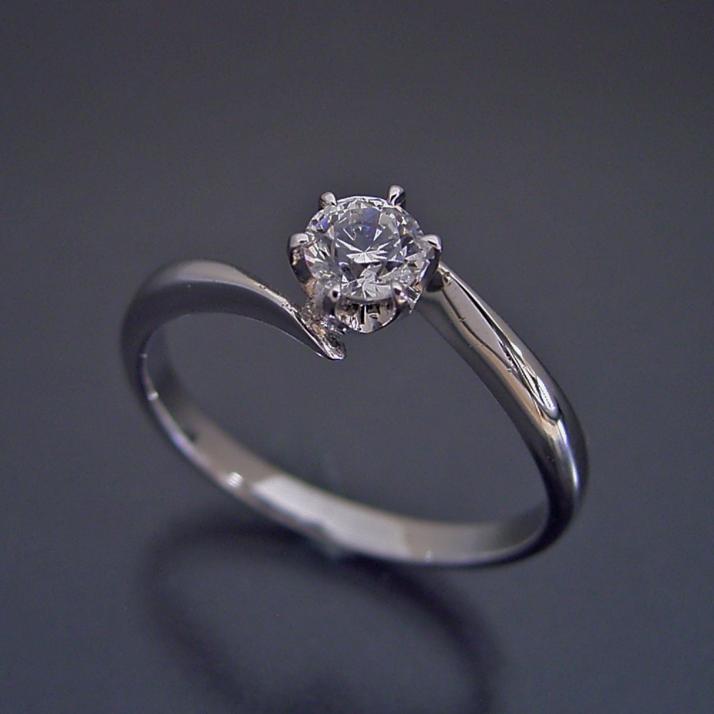 流れるデザインの6本爪タイプの婚約指輪