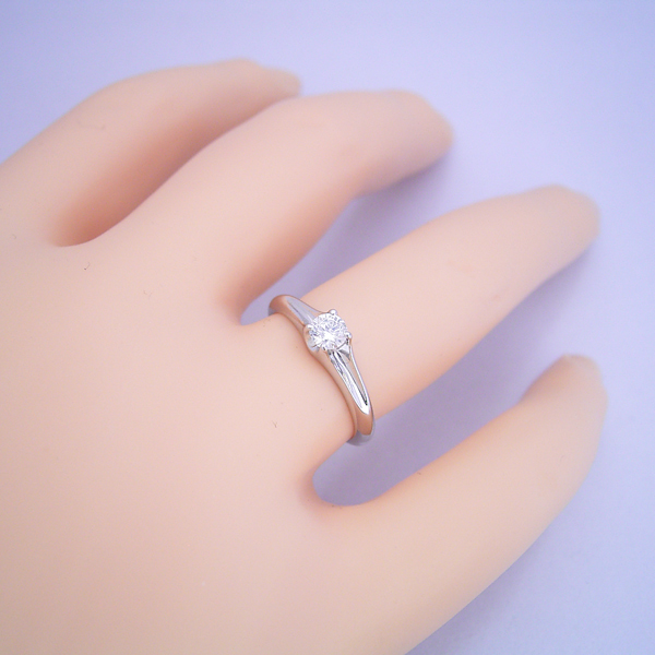 隠れた4本爪デザインの婚約指輪