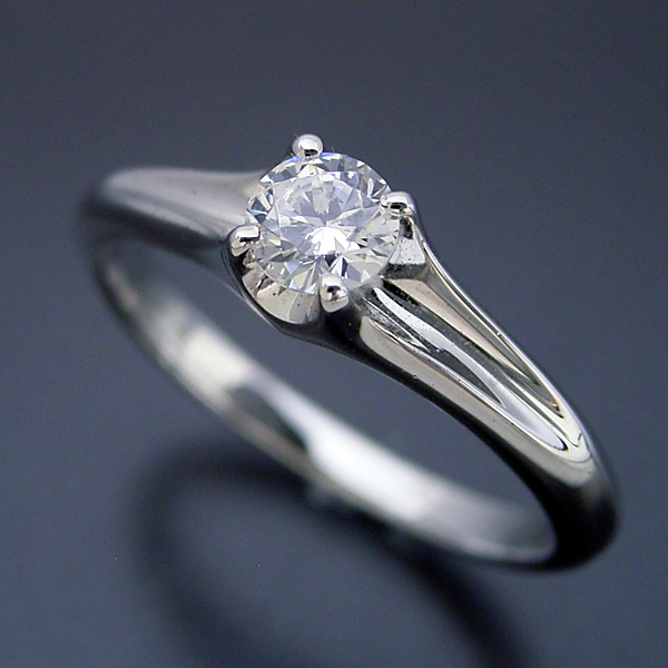隠れた4本爪デザインの婚約指輪