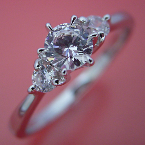６本爪サイドメレスリーストーンタイプの婚約指輪