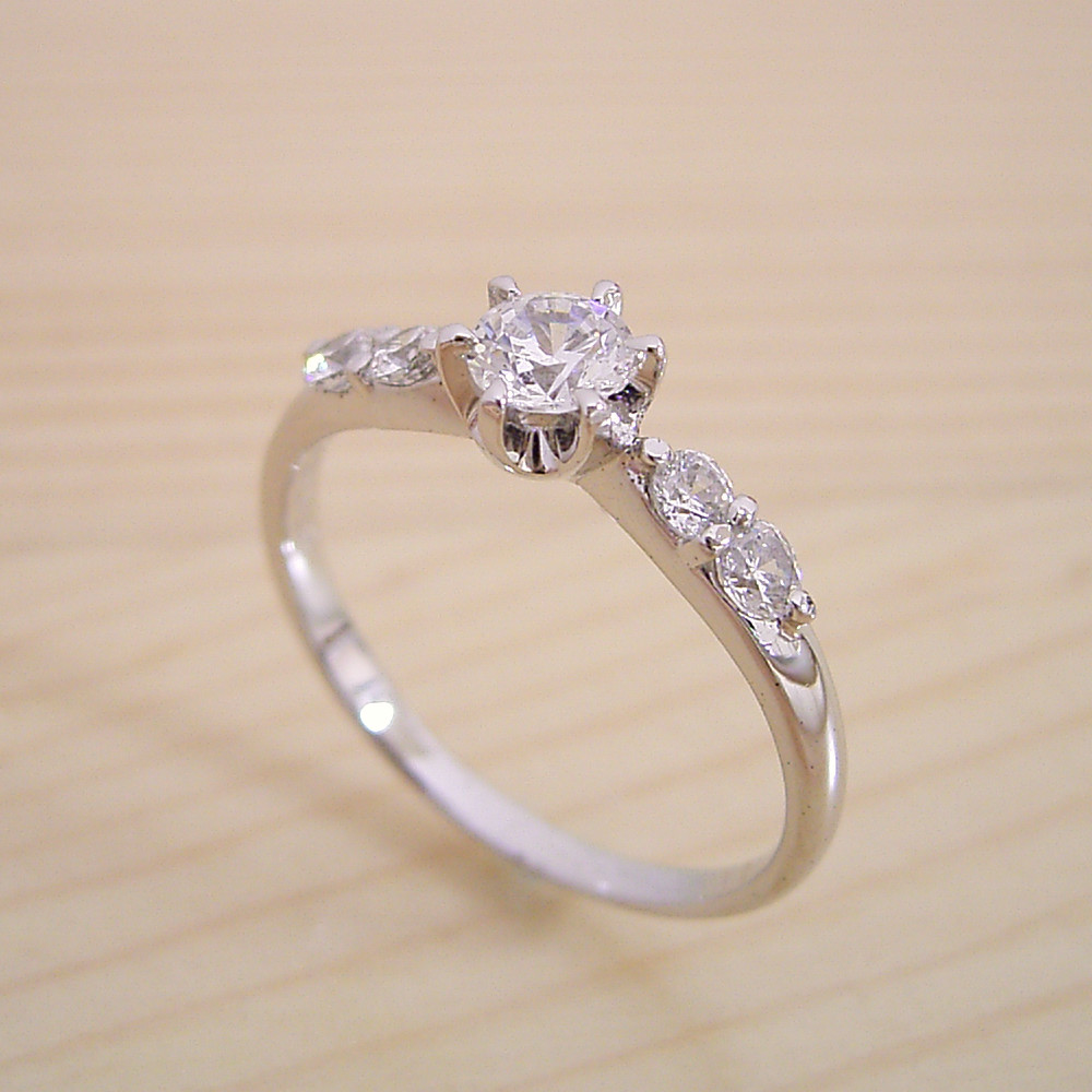 ６本爪サイド2Pメレデザインの婚約指輪