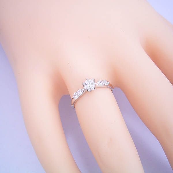 6本爪サイド2石のメレデザインの婚約指輪